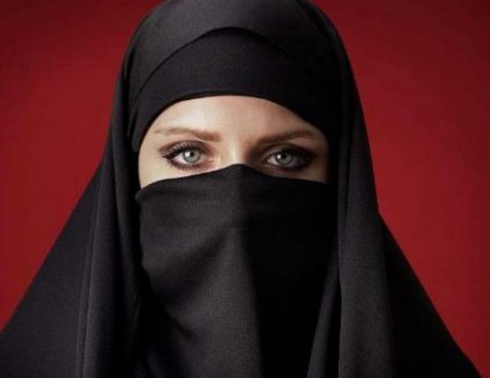 �����������صķN�壬������Ů�����h(yu��n)��ֻ¶��һ�p�����Ĵ��۾�