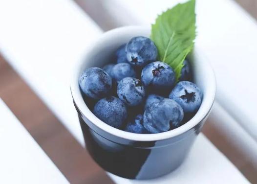 �{ݮһ�γ԰��߀��һ�кã�һ��ԃɺ��{ݮ����ô��