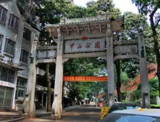 ���������ĵط����а��T�ǳǱ���������ʯ��ɽ��Ȼ��ɫ����