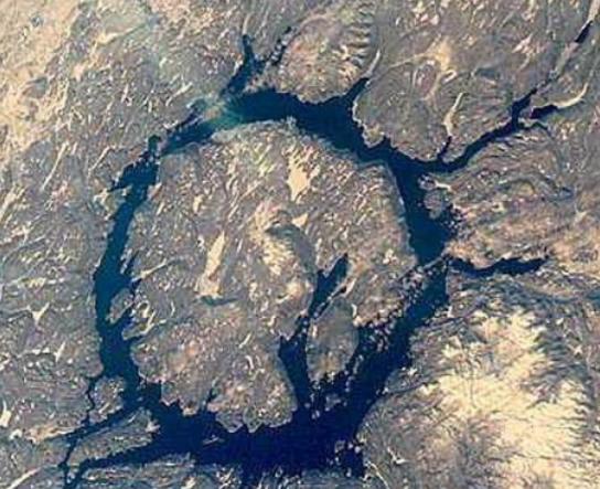 ����ʮ�����صĺ�������������ˮ�ɫ�������i��ˮĸ���а��fֻˮĸ