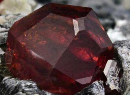 �������Fʮ��ʯ�����������X�}ʯʮ��ϡ�С��vɽ��׃ɫʯ��ɫ�ԏ�