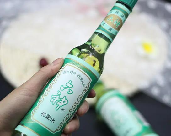 ����˯�X(ju��)����¶ˮ��(hu��)���ӣ�ϡጻ�¶ˮ�ı����Ƕ���